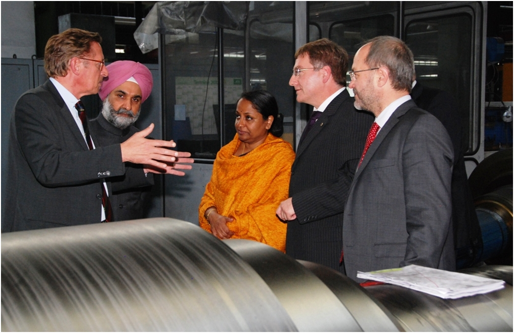 Die indische Botschafterin und Volkmar Klein zu Besuch bei Walzen Irle
